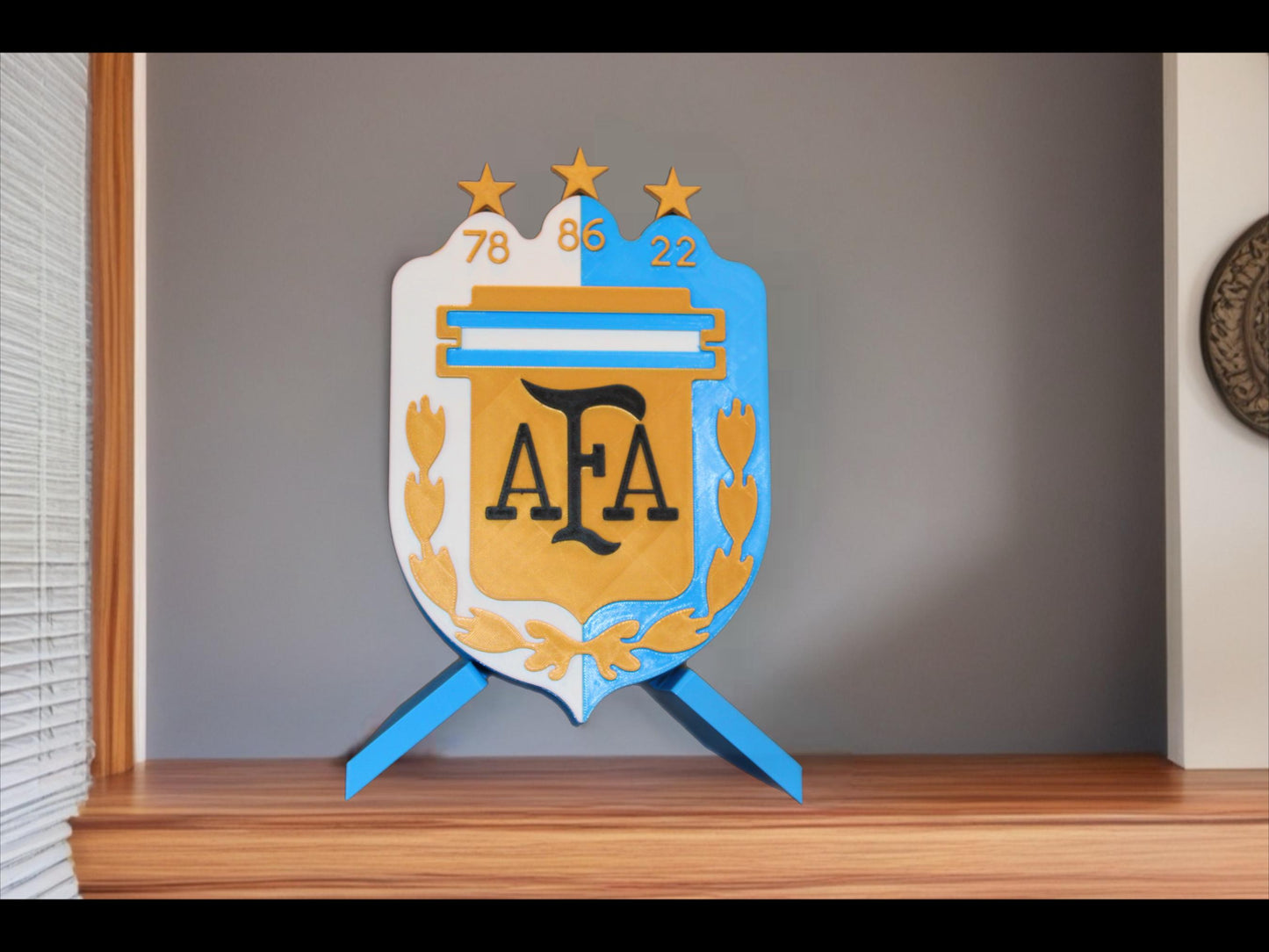 Escudo de la Selección Argentina de Fútbol impreso en 3D. Recordá las 3 epopeyas del fútbol Argentino con estilo y clase.