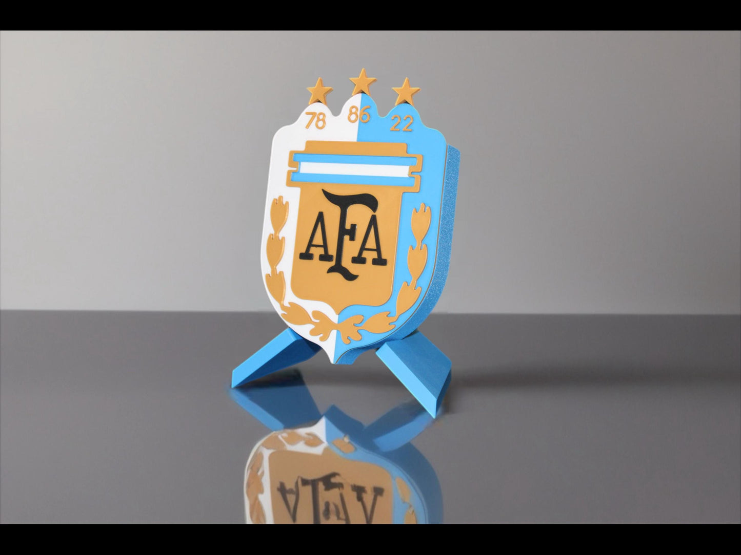 Escudo de la Selección Argentina de Fútbol impreso en 3D. Recordá las 3 epopeyas del fútbol Argentino con estilo y clase.
