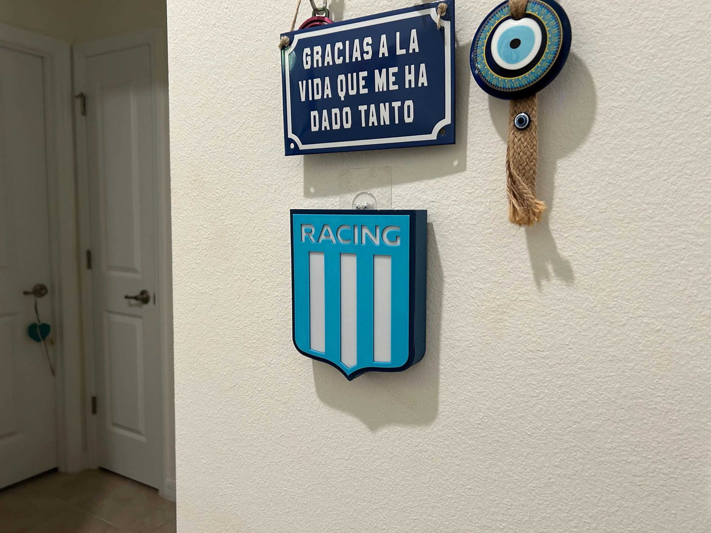 Racing Club de Avellaneda hanging sign, colorful wall decor for soccer fans, high-quality materials, vibrant design.