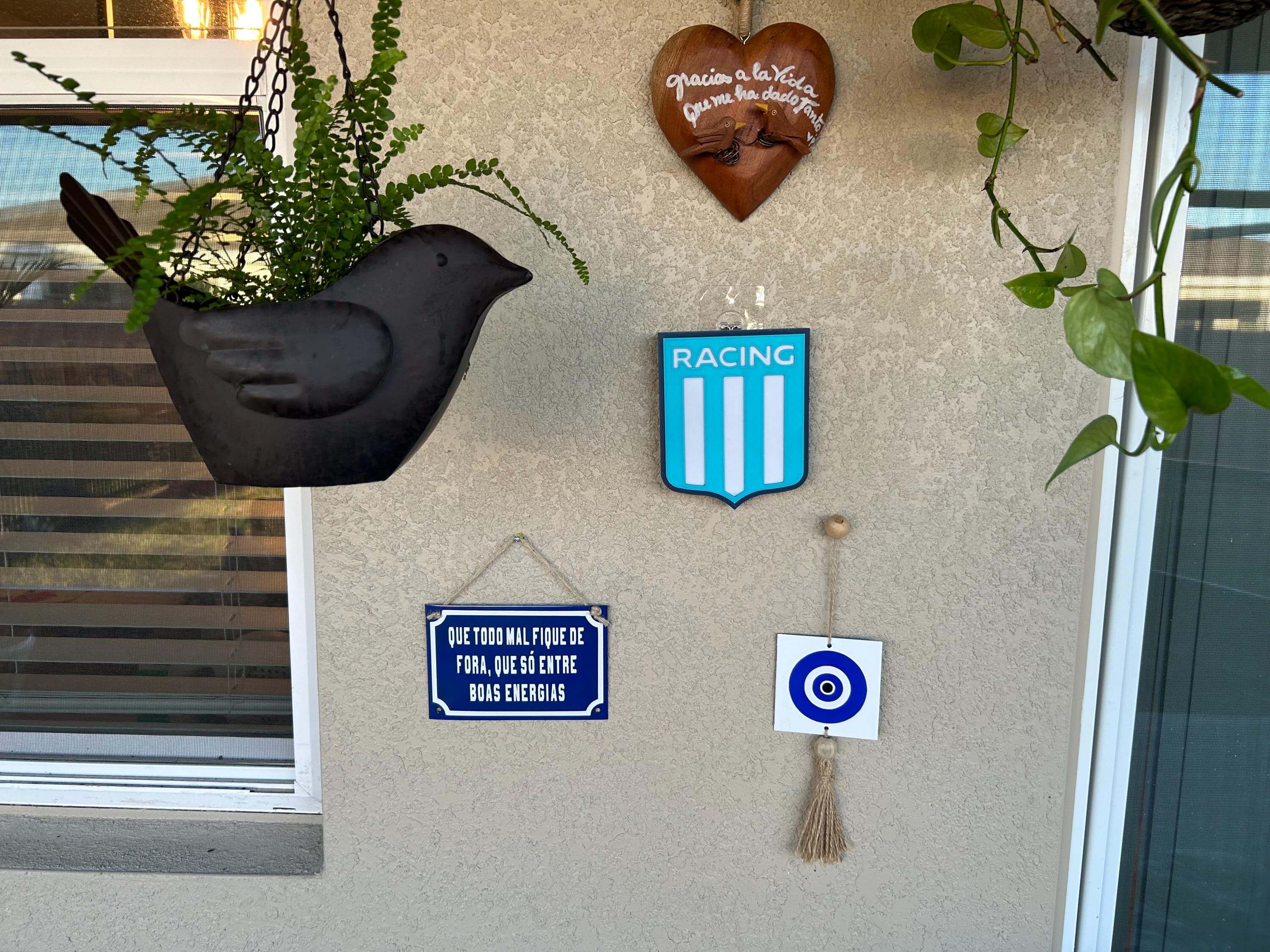 Decorative wall display featuring Racing Club de Avellaneda sign, bird planter, and vibrant charms for soccer fans.