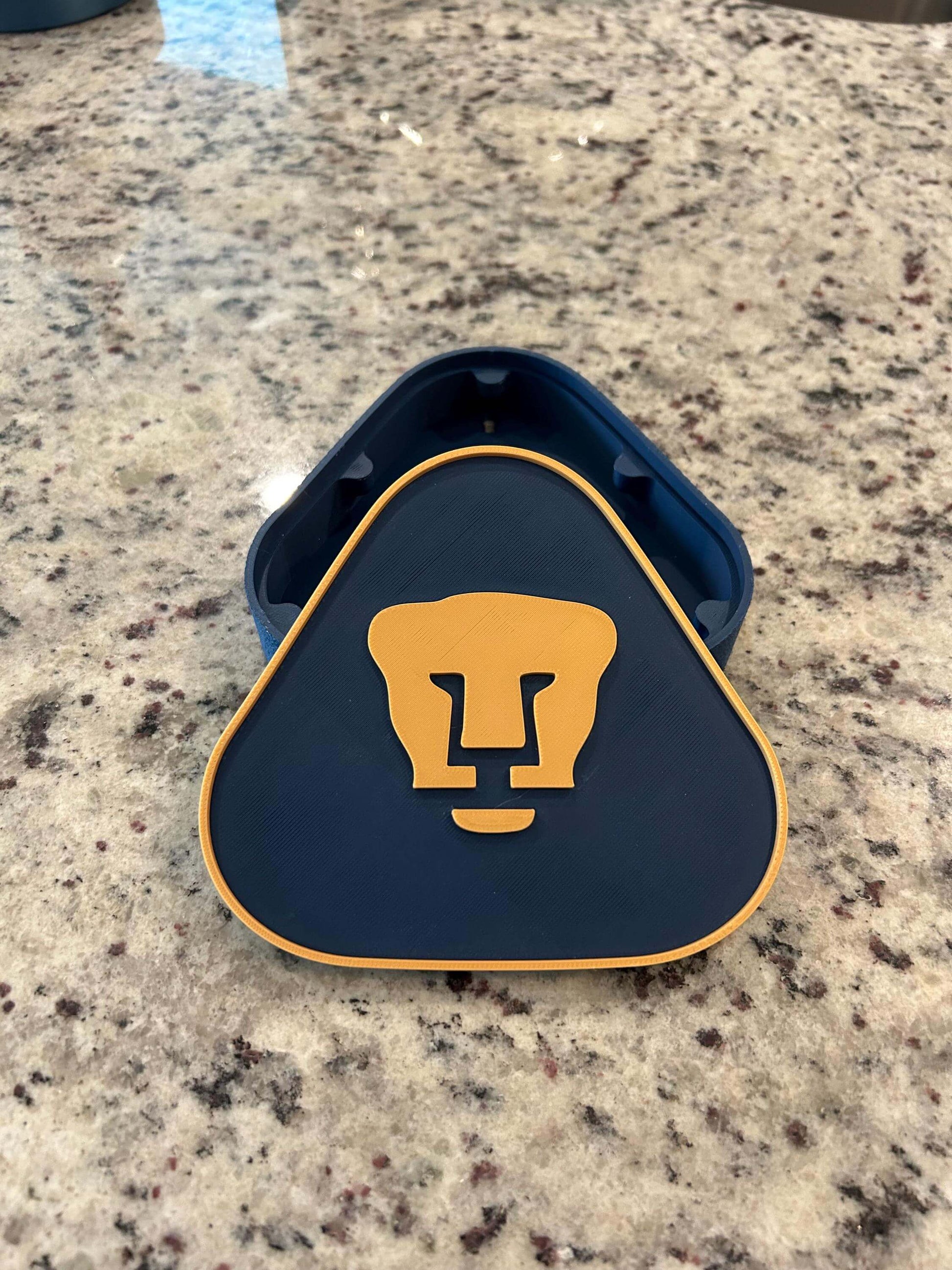 Pumas UNAM 3D printed plaque with iconic lion logo on a glossy blue background, perfect for soccer fans.