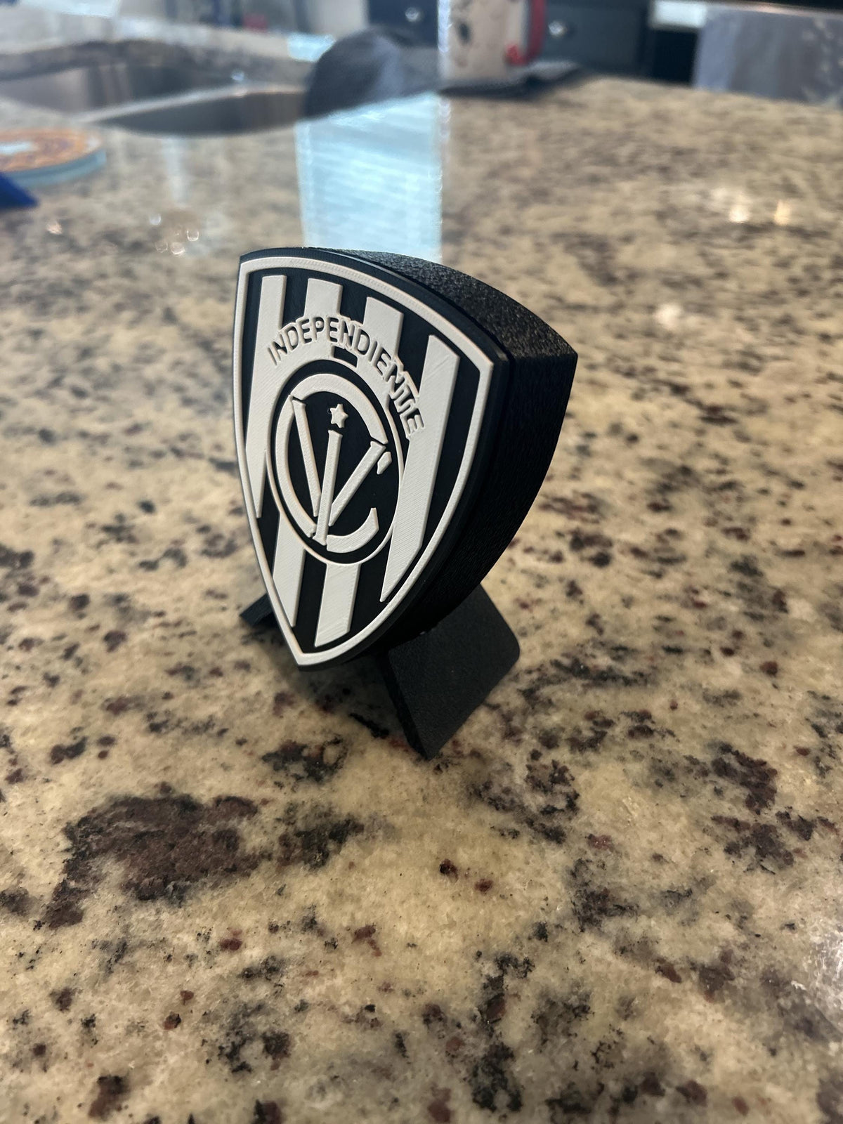 Independiente del Valle 3D printed escudo shield display with stand and hidden stash box, regalo hincha rayado negriazul, Ecuadorian soccer fan gift made in USA