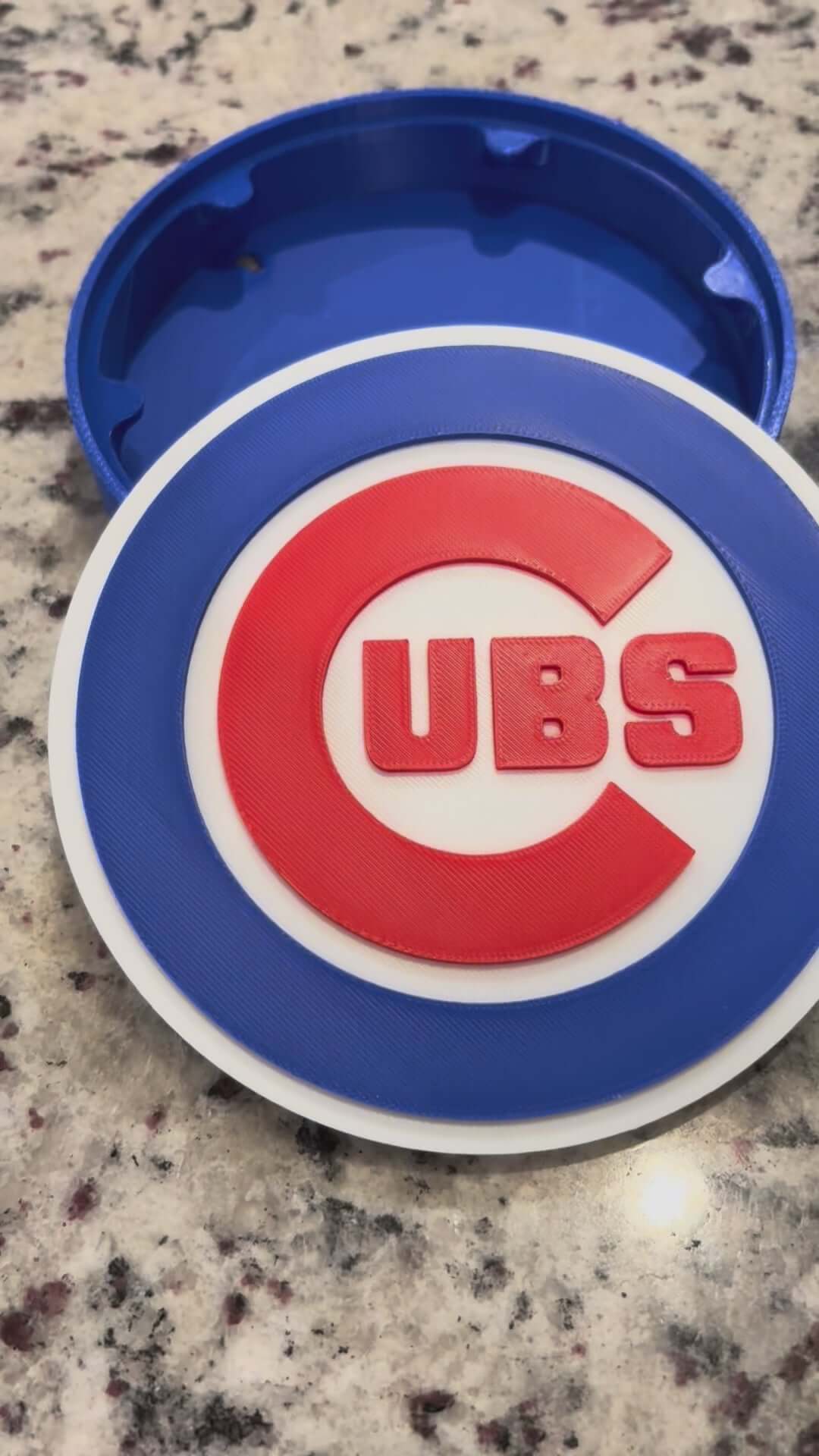 Load video: Chicago Cubs 3D printed plaque with vibrant colors and unique design, perfect decor for baseball fans.