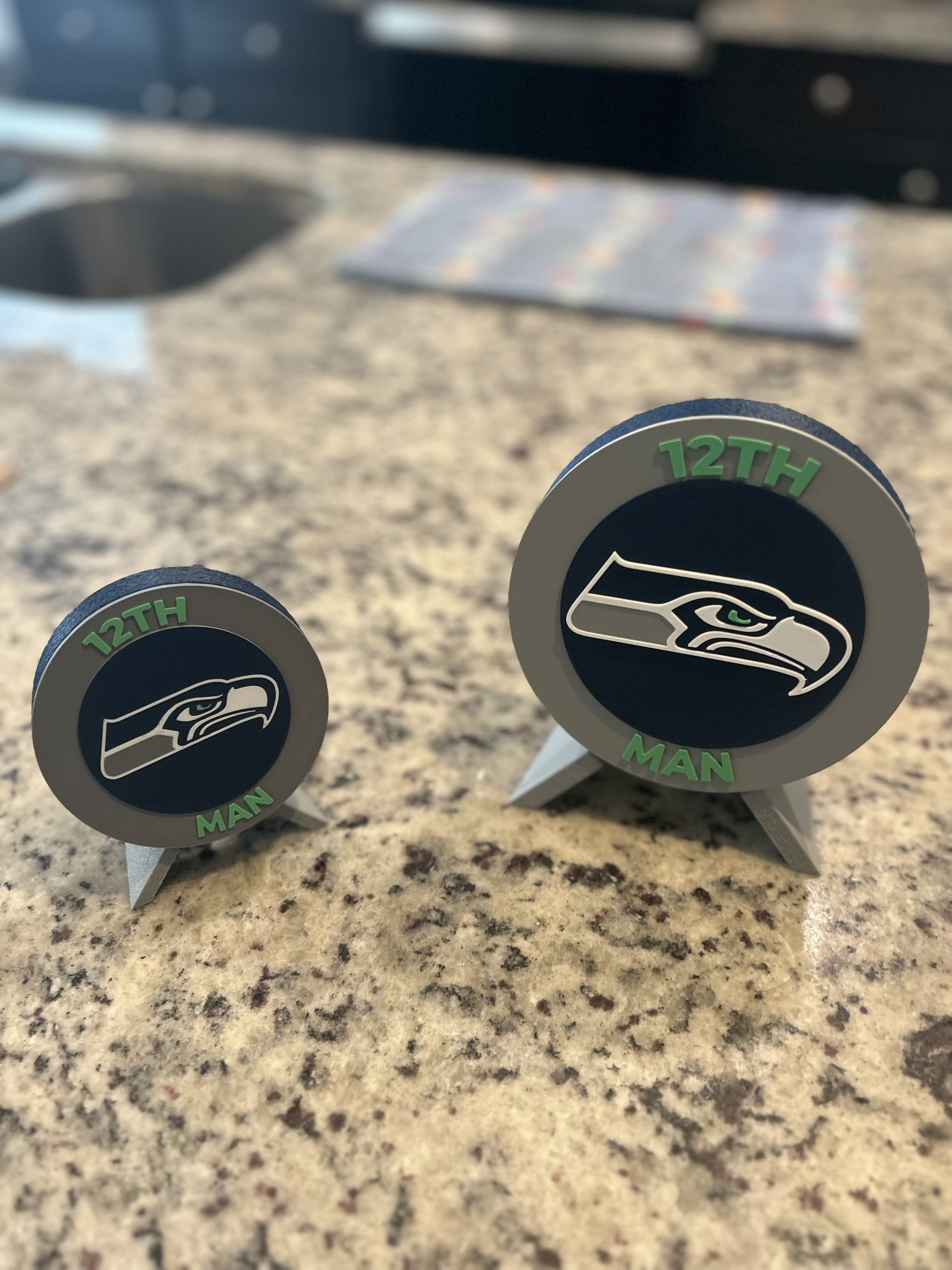 Free bonus mini 3D-printed team crest shown beside the full-size piece